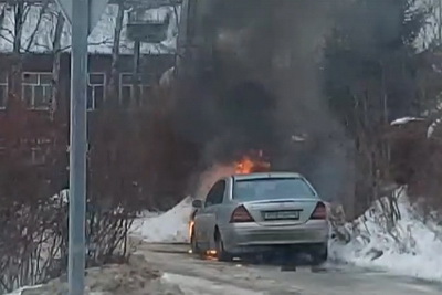 В Рязани загорелся припаркованный автомобиль